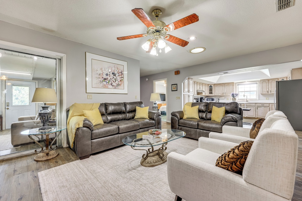 BBQ Ready: Hawthorne Home w/ Screened-in Patio