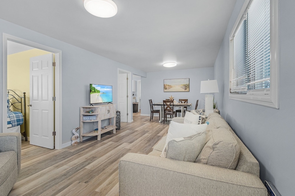 412 Harbor Hideaway: 2bd Cottage, Walk To Times Square! 2 Bedroom Home