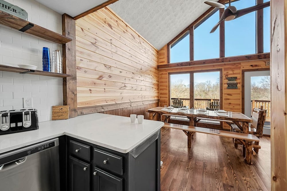 Dog Friendly Views Hot Tub Close to PF Gsmnp