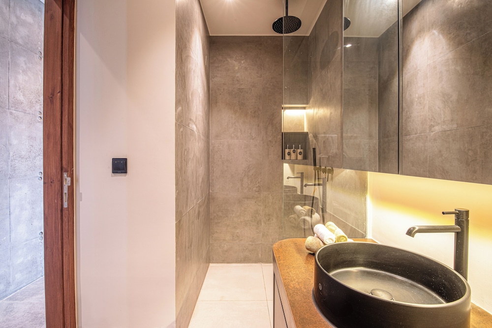 Modern 4BR Canggu Retreat Just 8mins to the Beach