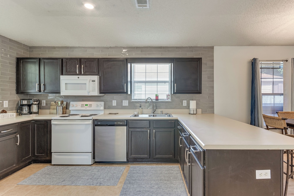 3 Mi to Beach: Quiet Gulf Breeze Gem Near Dtwn