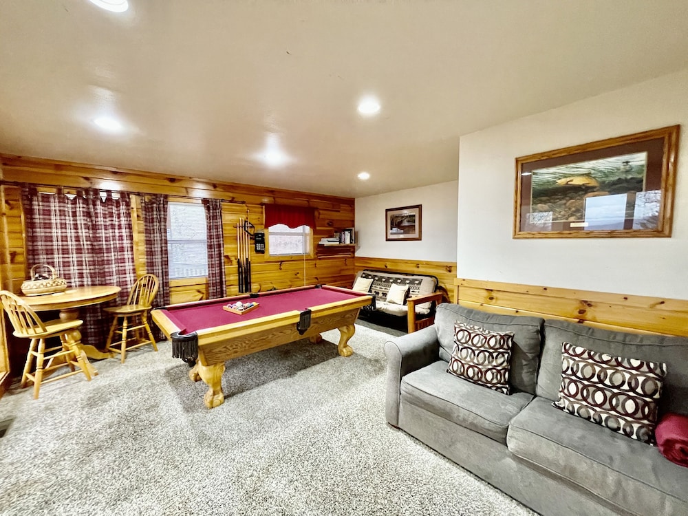 Picture Perfect 2 Bedroom Cabin by RedAwning - Property Image 8
