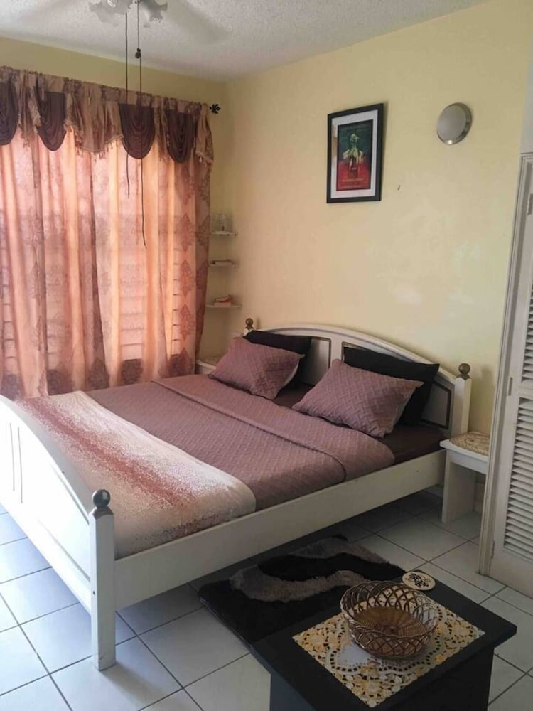 1 Bed Villa - Sleeps 2 - Garden - Parking - Wifi view 3