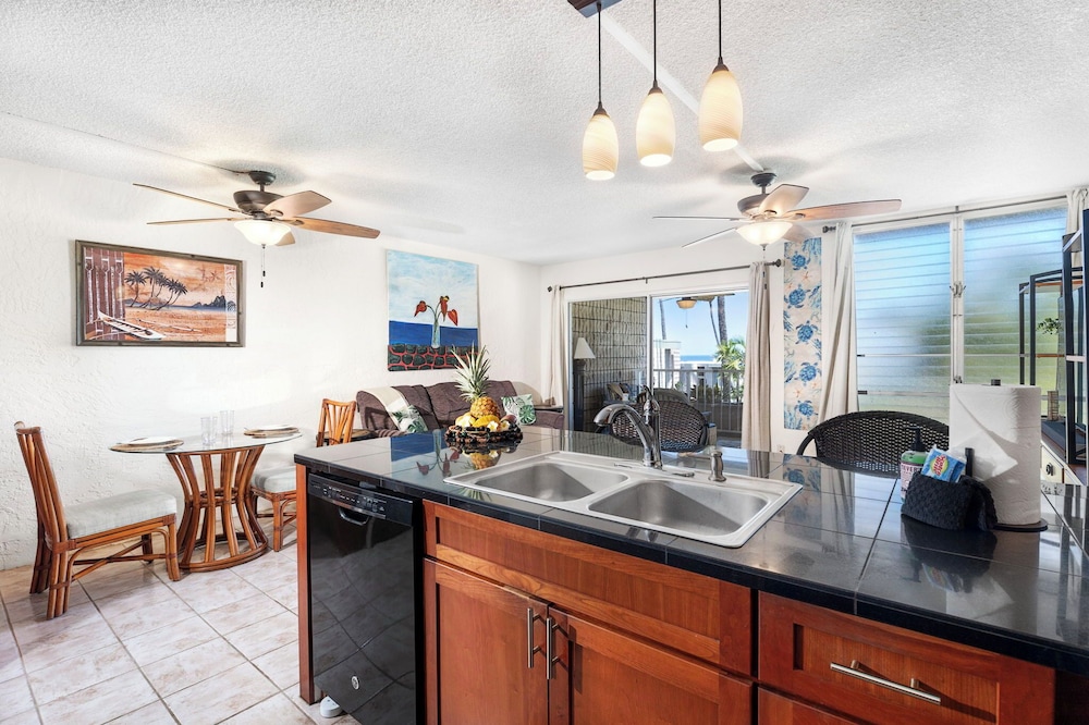 Oceanview Kona Condo - Pool, Lanai, Walk to Town - Vrkcv