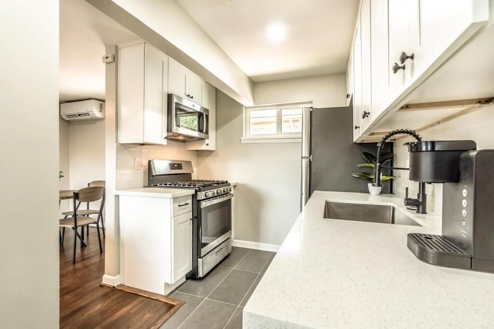 Stylish 1BR Urban Retreat