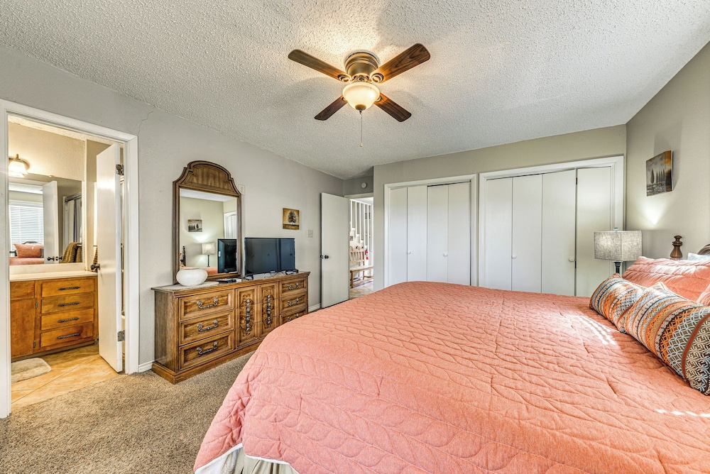 Half-mi to Midtown: Family Retreat w/ Mtn Views!