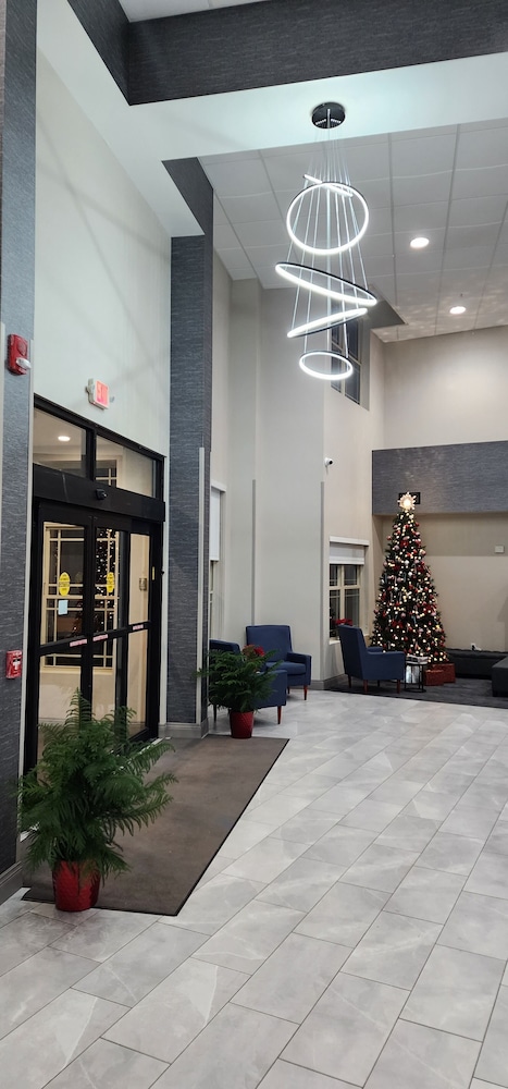 Hotel La Quinta Inn & Suites by Wyndham Lake George - Image 1