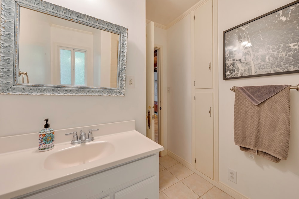Home 3 Mi to Main St Julian: Great for Groups!
