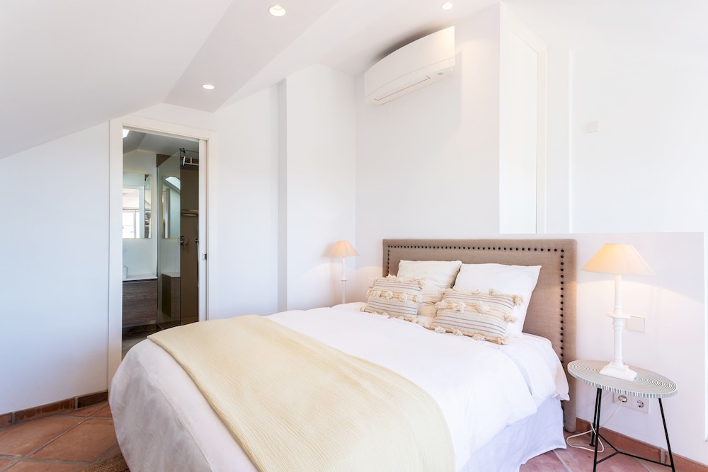 Exclusive Apartment, 200m2, Near Puerto Banus, Señorío de Marbella view 3