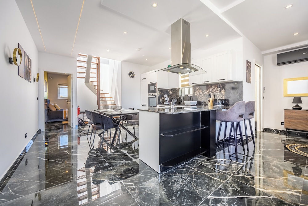 1 BR Penthouse for Couples & Families