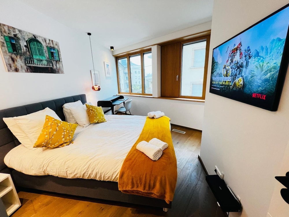 Beautiful one bedroom w balcony&parking