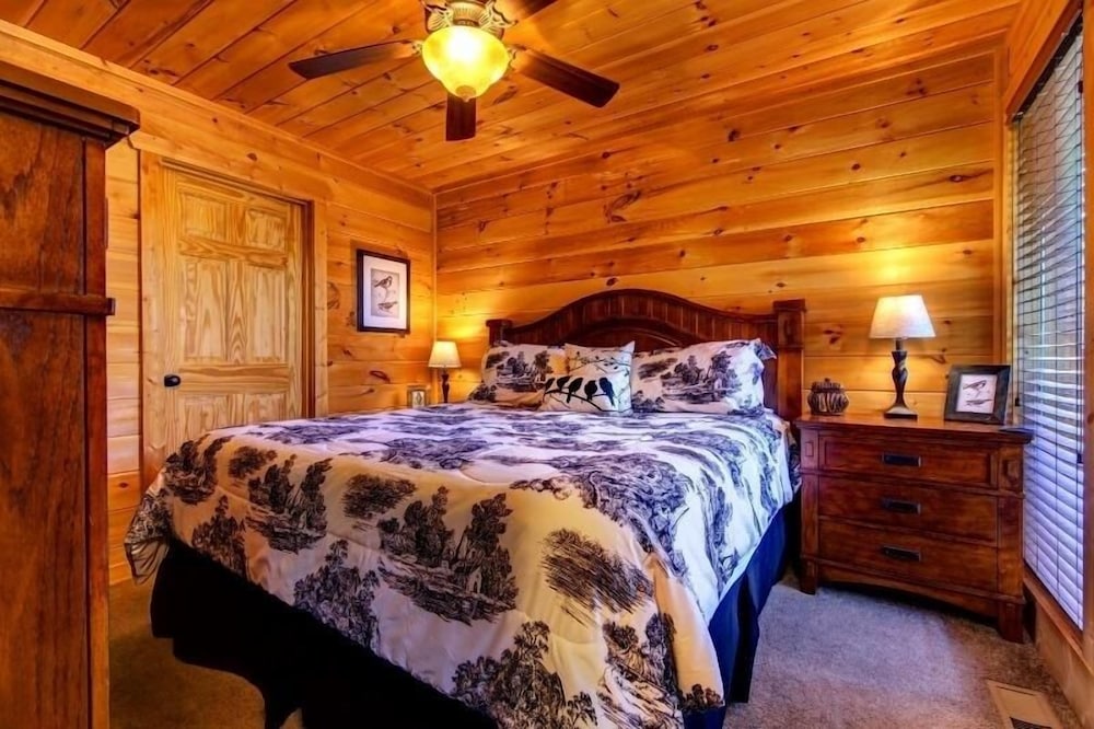 Sundance - 2 Bedrooms, 2 Baths, Sleeps 8 Home by RedAwning