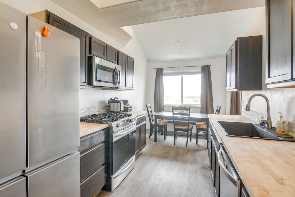 Balcony & Stunning Views: Airy Apt in Idaho Falls
