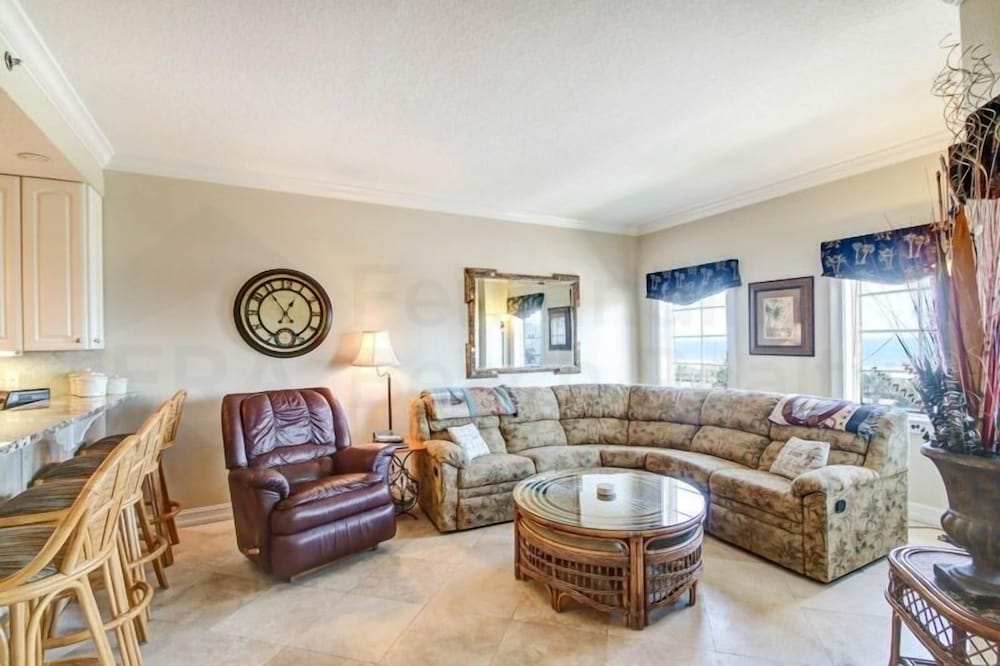 Kingsland Vacations - Deluxe Condo at the heart of Main Beach by RedAwning - Property Image 1