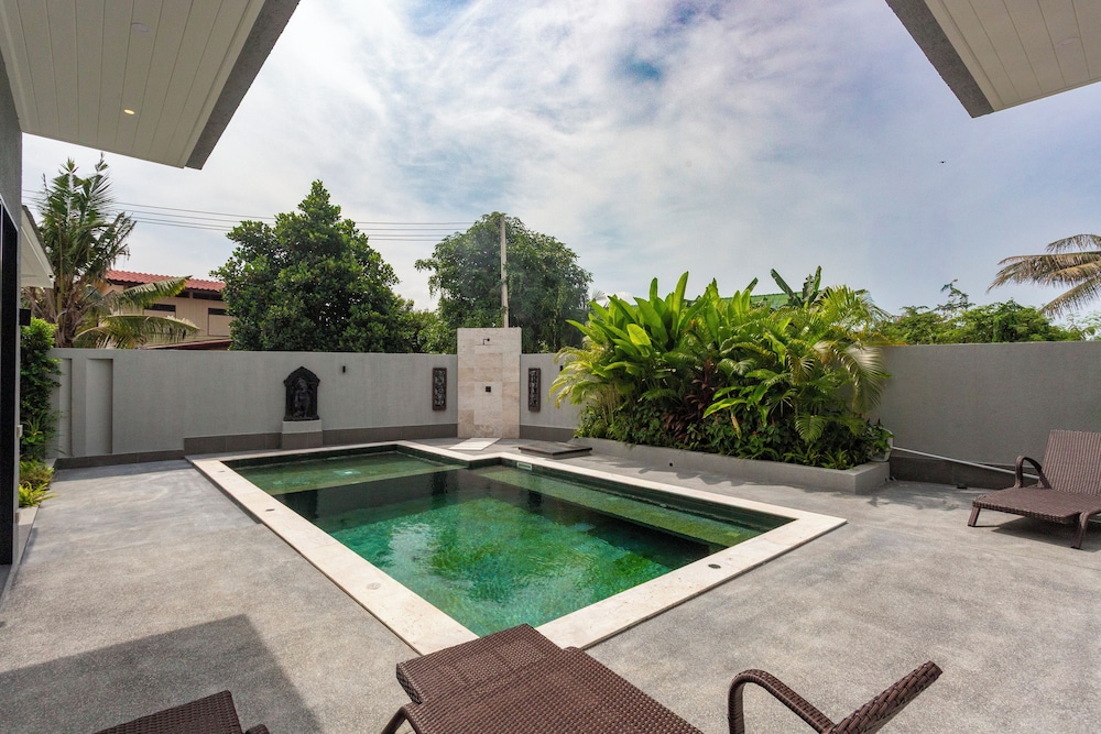 Family PoolVilla Near the Pier V266