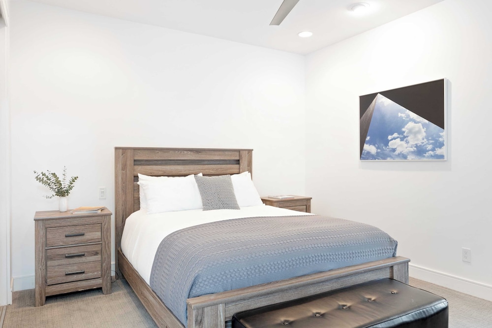 Sleeps 40 3 Luxe Villas Next to Empire Polo Club Putting Green & Pickleball