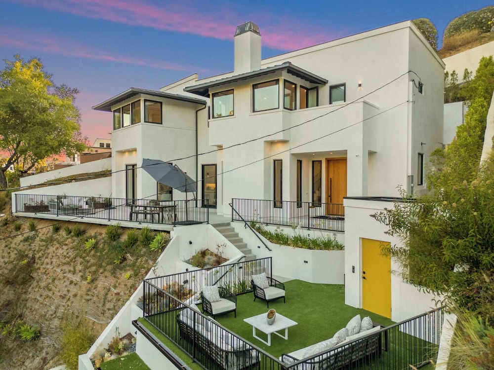 Belden Modern Villa - Iconic Hollywood Hills Retreat
