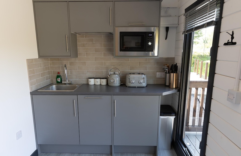 Beautiful Open Plan Lakeside Lodge in Shearsby view 3