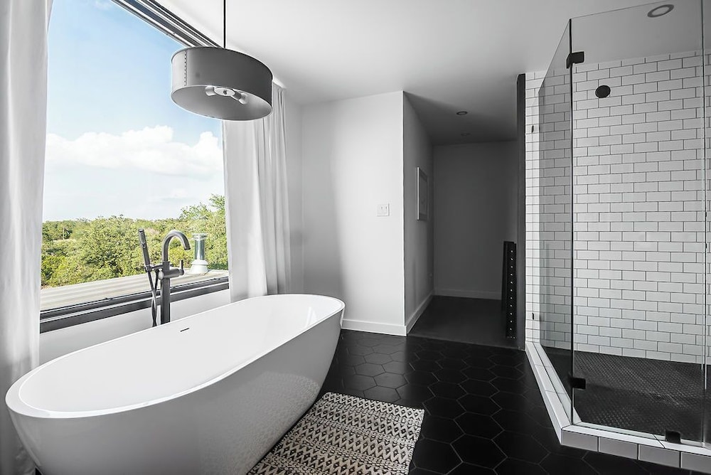 Luxury Hill Country Container Home - Near Alamo Springs Cafe