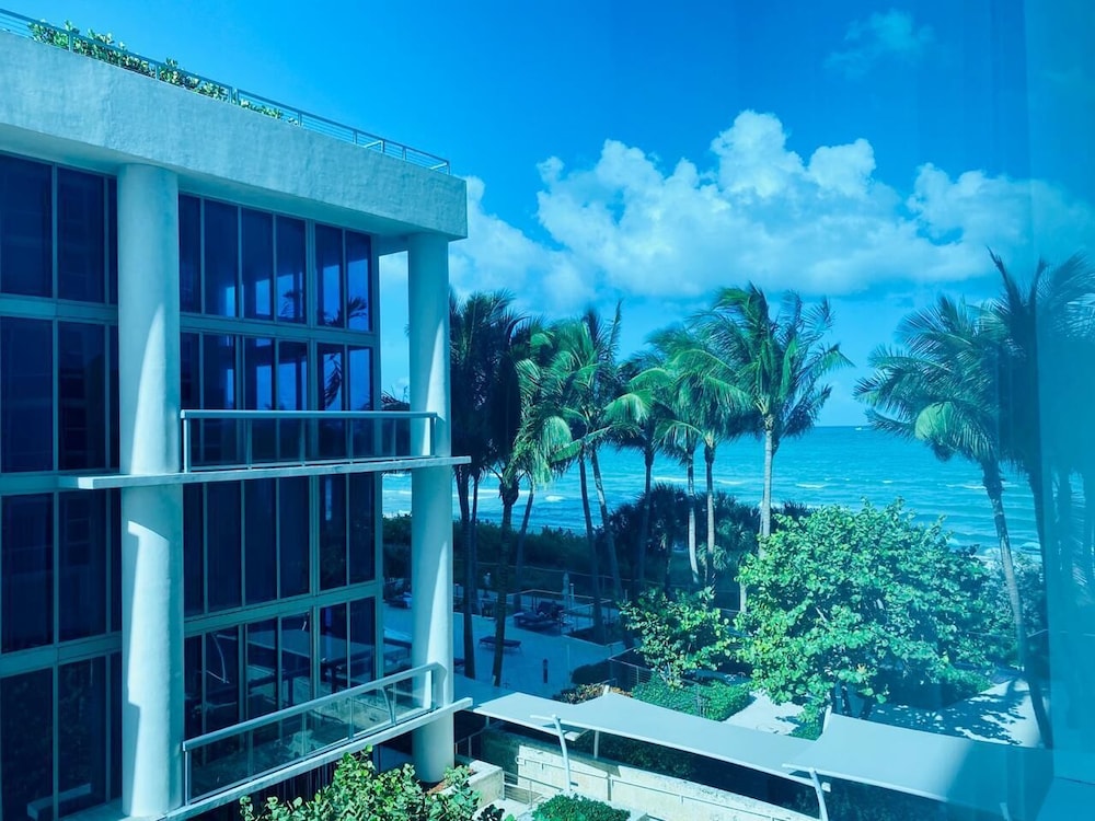 Carillon Miami Beach Private Suites