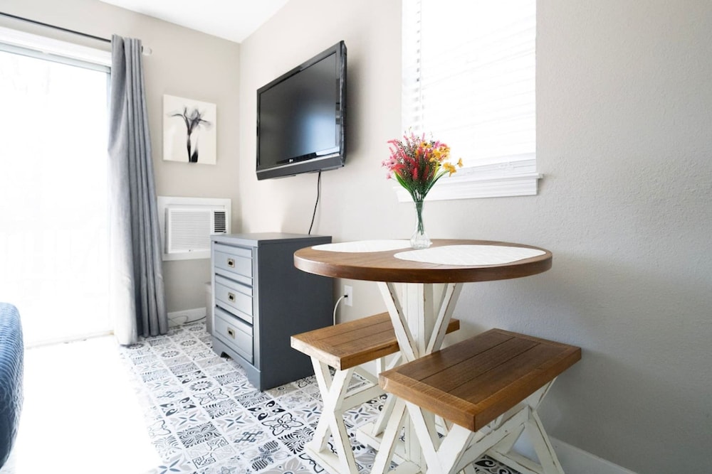 Corner Top Floor Fall Creek Convenient to 76