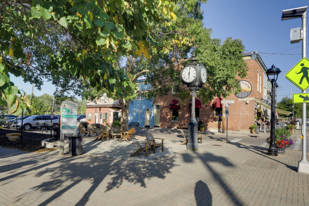 1 Block to Loveland Bike Trail: 'the Frog Man Inn'