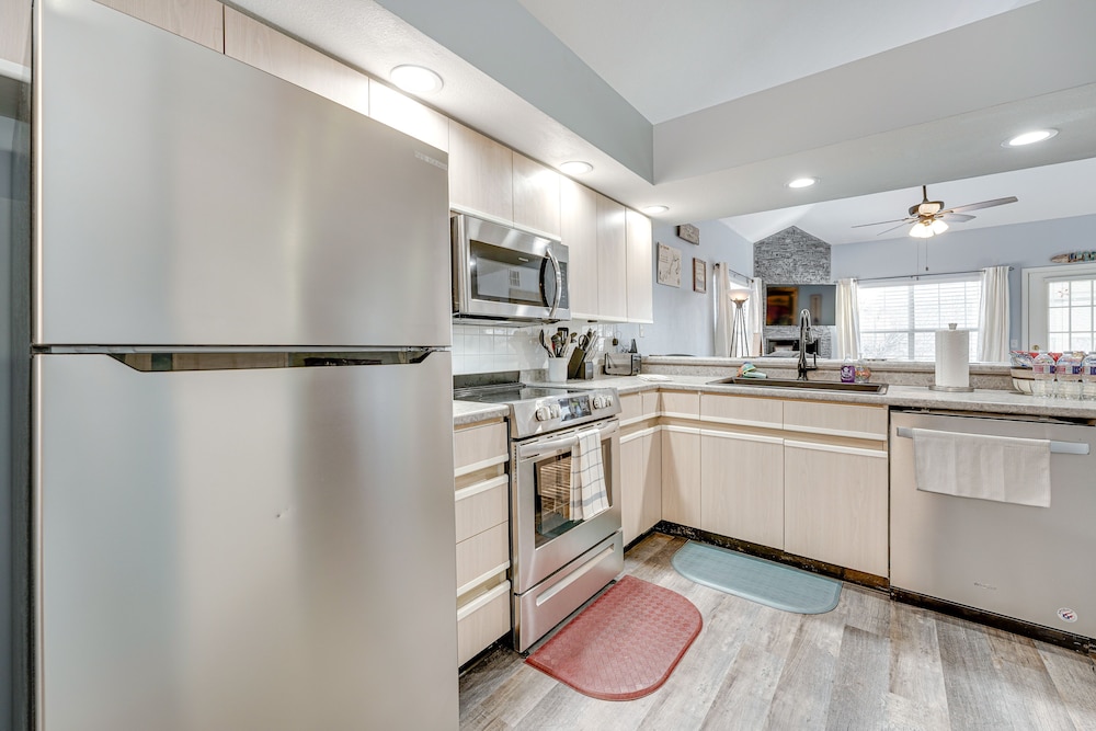 Updated Branson Condo w/ Lake Taneycomo Views!