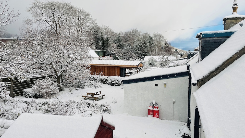 Traditional Highland Cottage Near Loch Ness-sleeps 6