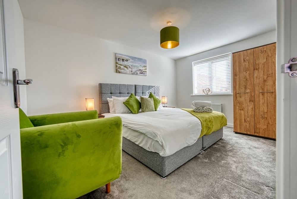 Modern 4 Bedroom 2 Bath House Birmingham view 2