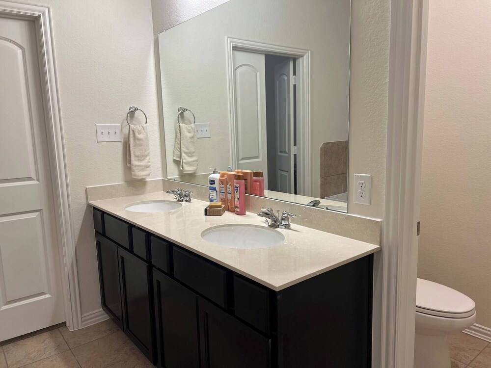 Balmoral Lakeside 5br 4ba House