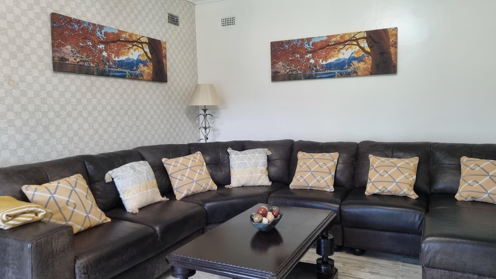 2br/cottage/swimming Pool/near Airport