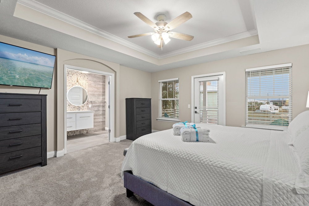 Spacious 4-bed, 3-bath Beach House Sleeps 12 for the Perfect Getaway
