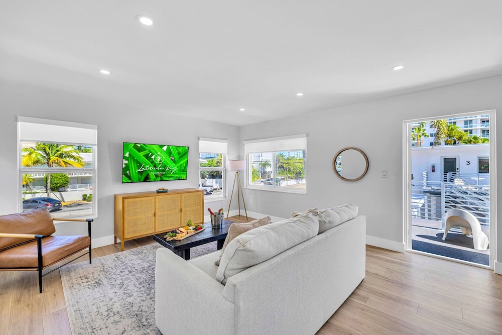Beach Condo King Bed Lush Patio w BBQ Birch Key Eight