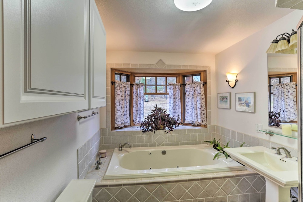 Peaceful Shasta Cascade Getaway on 15-acre Ranch!
