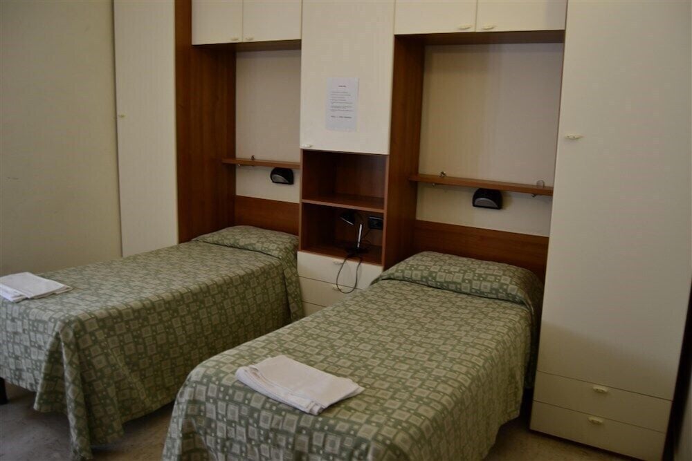Collegio Emiliani en Genoa — bedroom