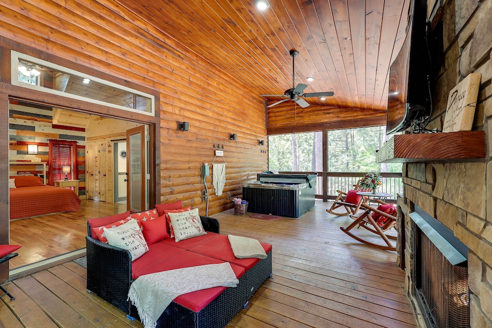 Broken Bow Cabin w/ Hot Tub & Outdoor Fireplace! view 4