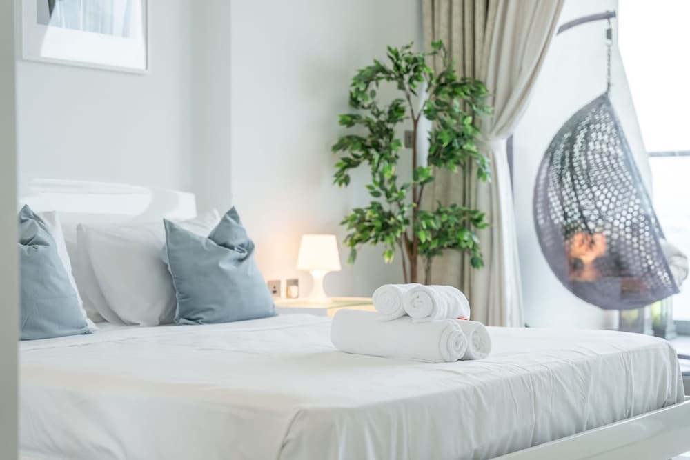 Peaceful and Airy 1-bedroom Apartment With the Palm Beach View