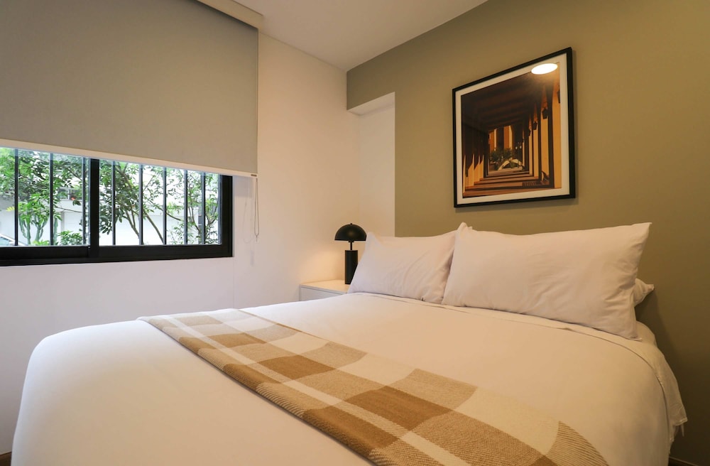w Monochromatic 2BR w Terrace in Miraflores