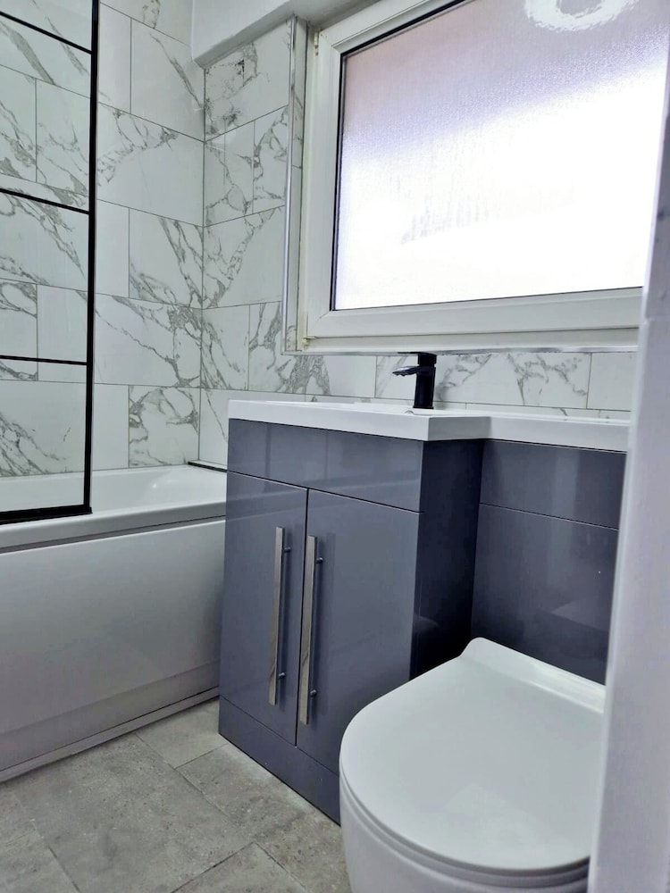 1 Bed Flat - Sleeps 2 - Parking - Wifi