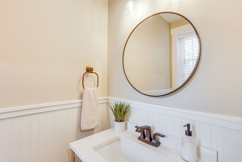 Family-friendly Townhome w/ Patio in Columbia!