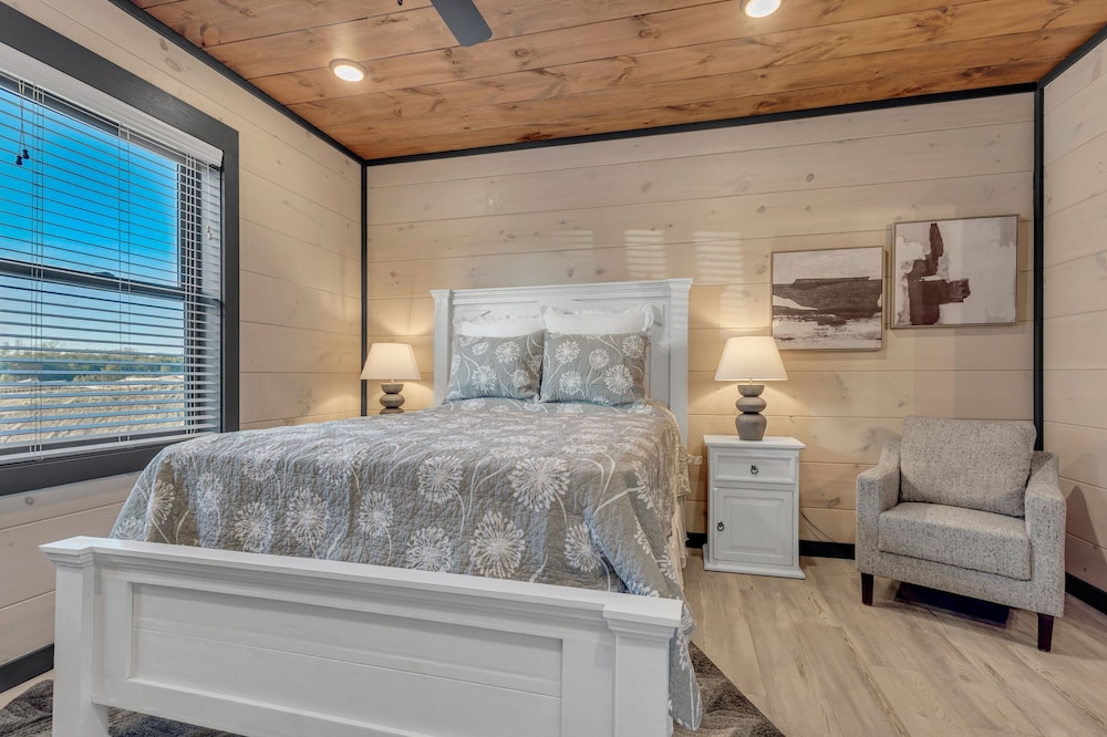 Cozy Cub Luxury Cabin Pigeon Forge
