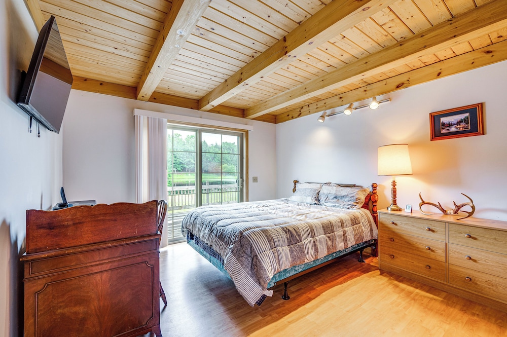 5 Mi to Jay Peak Resort: Cabin w/ Pond Access!