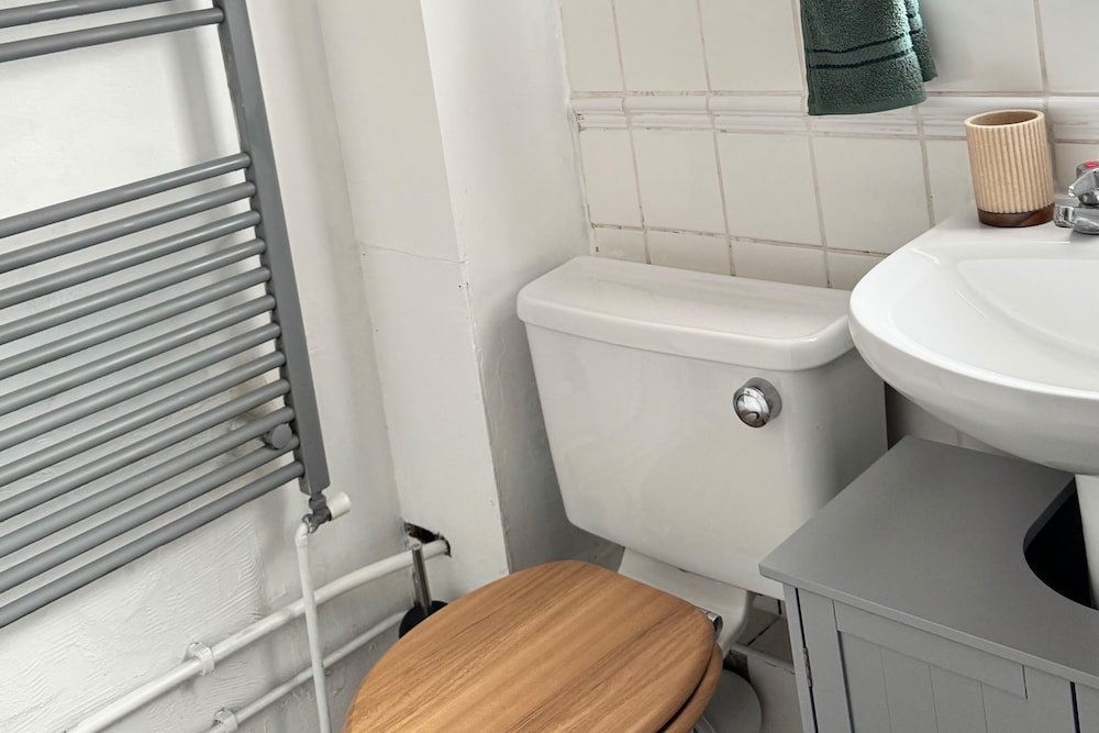 House - Sleeps 9 - Garden - Pet Friendly - Parking
