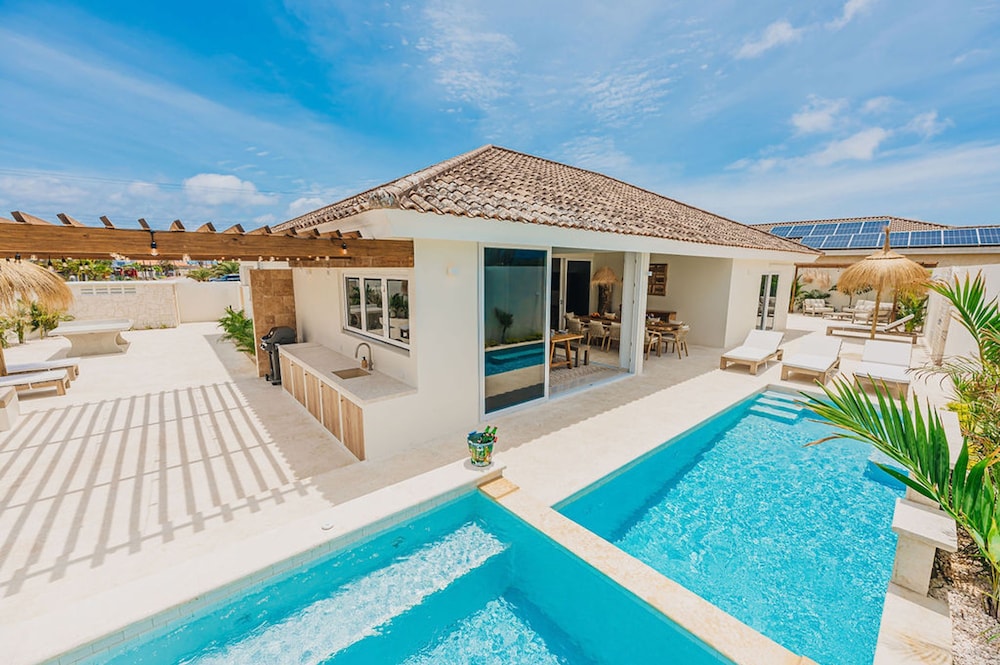 Bohostyle Villa 3min to Beach Hottub 8 Sleeps