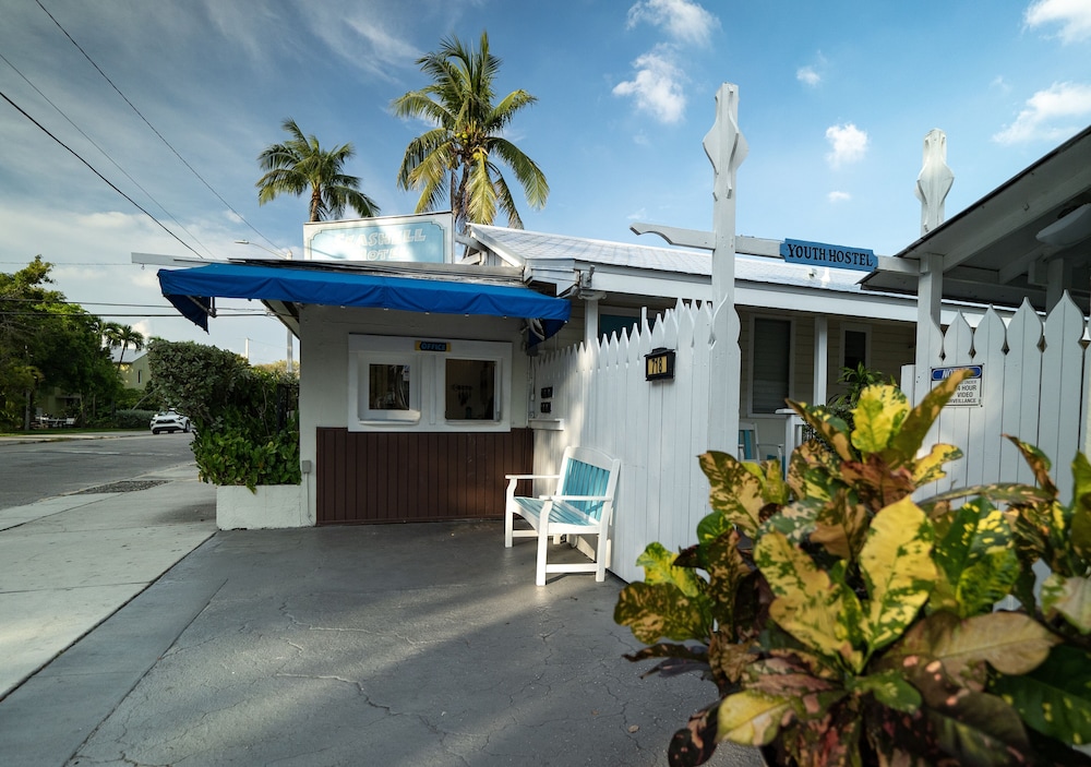 Hotel Seashell Motel & Key West Hostel - Image 1