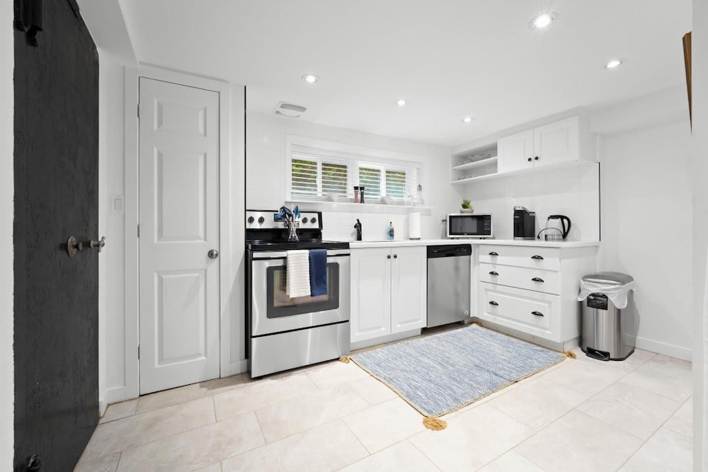 Luxurious Lower Level Apartment Closeto Downtown
