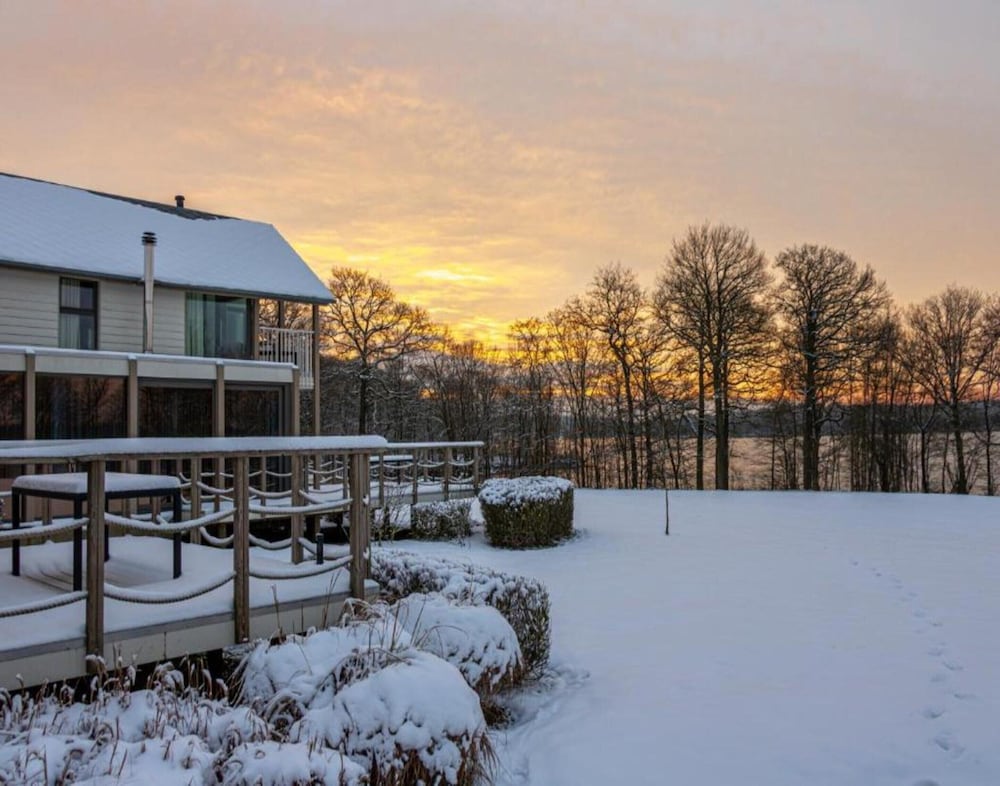 Lakeside Villa With Sauna