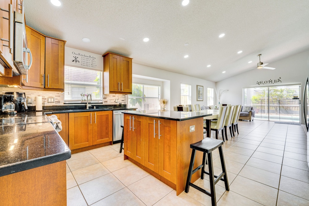 12 Mi to Disney: Family Home w/ Lanai in Davenport