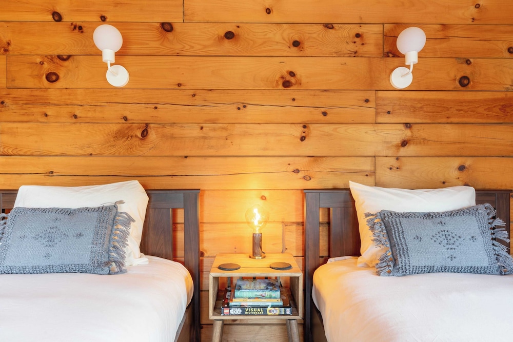 Secluded w/ Deck Views, Hot Tub, & Ping Pong Hudson in the Berks by Avantstay