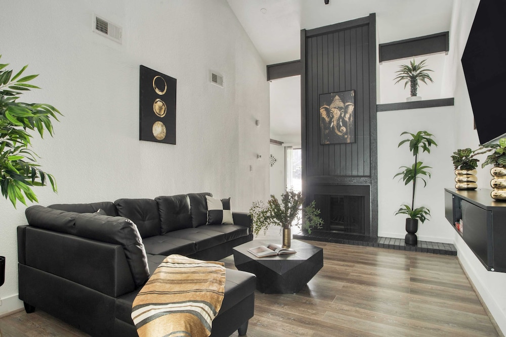 Austin Escape, Prime Location + Shared Yard Oasis Fairlawn Buyout by Avantstay